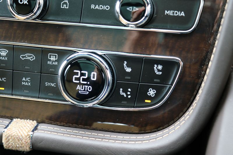 Bentley Bentayga Outdoor Pursuits Collection 3.0 TFSi V6 17.3kWh Hybrid