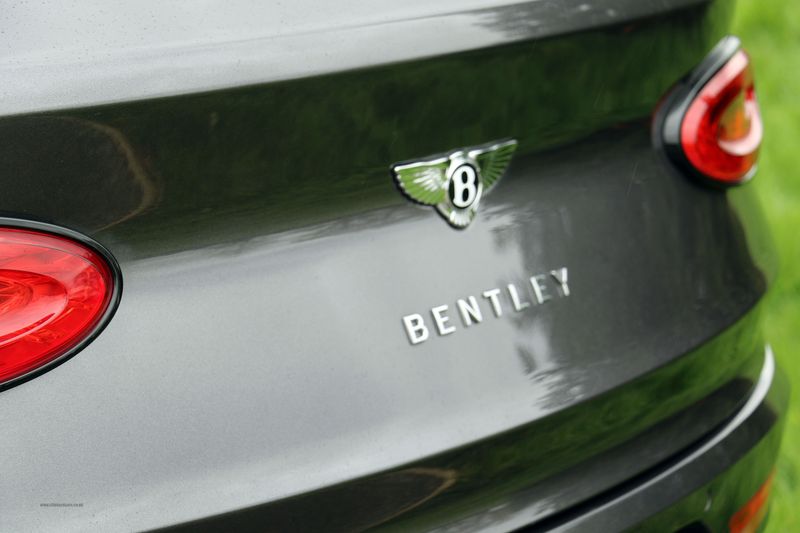 Bentley Bentayga Outdoor Pursuits Collection 3.0 TFSi V6 17.3kWh Hybrid