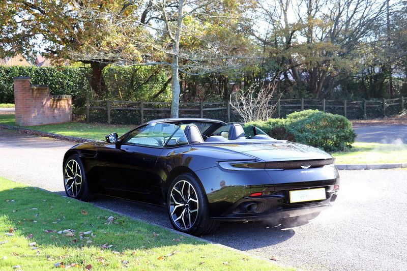 Aston Martin DB11 V8 Volante