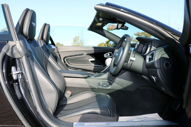 Aston Martin DB11 V8 Volante