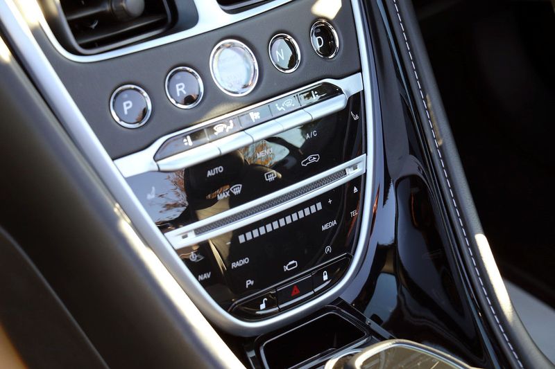 Aston Martin DB11 V8 Volante