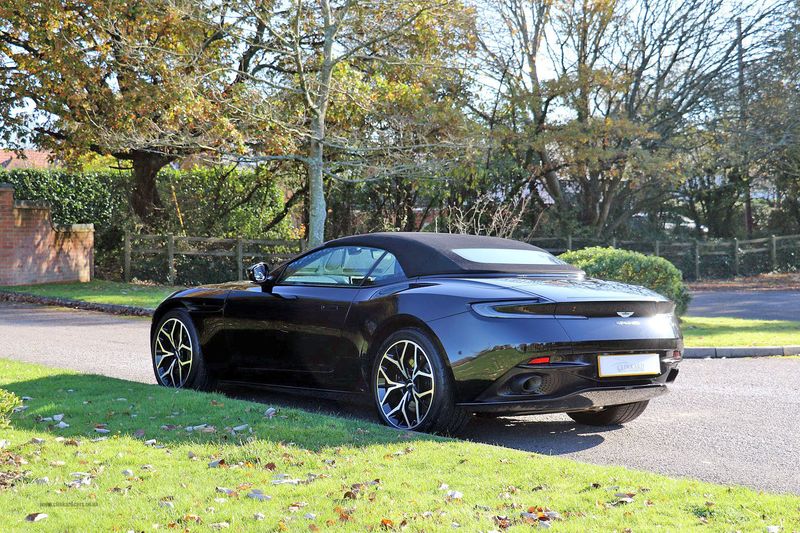 Aston Martin DB11 V8 Volante
