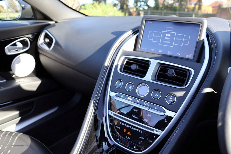 Aston Martin DB11 V8 Volante