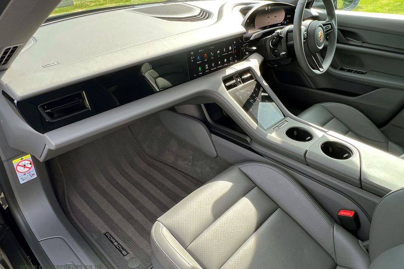 Porsche Taycan 4 Cross Turismo Performance Plus 93.4kWh with 11kW Charger