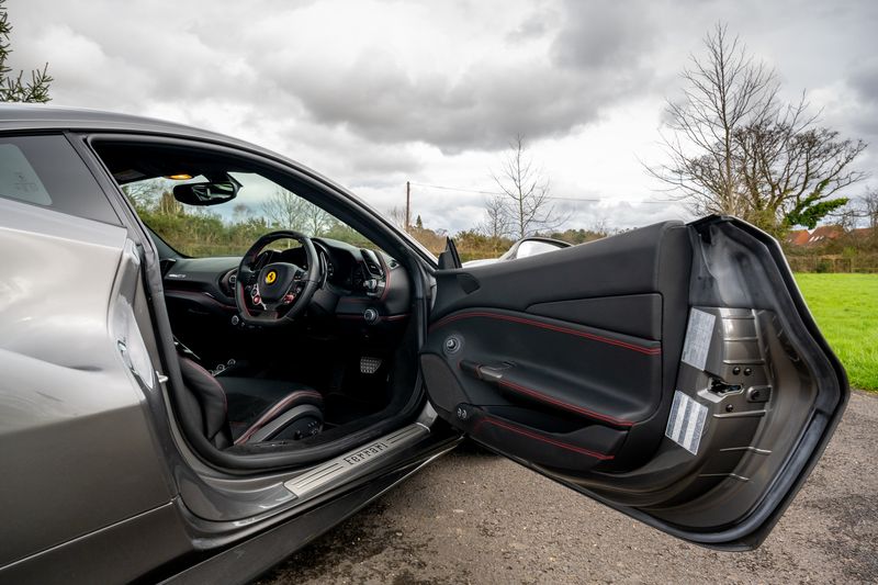 Ferrari 488 3.9T V8 GTB F1 DCT