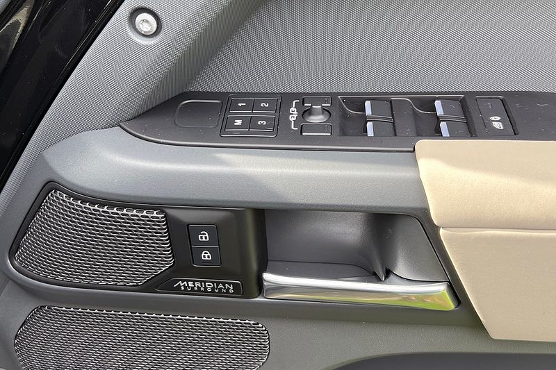 Landrover Defender 110 3.0 D300 MHEV X-Dynamic HSE with Urban Design Package