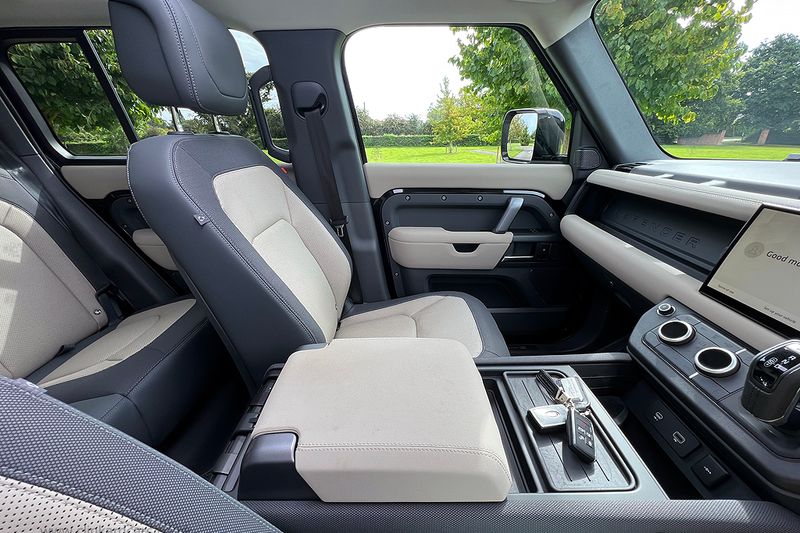 Landrover Defender 110 3.0 D300 MHEV X-Dynamic HSE with Urban Design Package