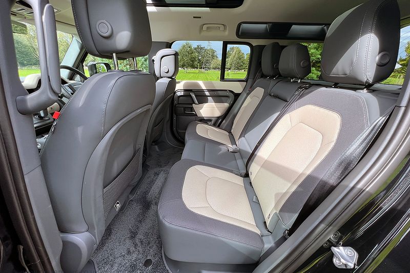 Landrover Defender 110 3.0 D300 MHEV X-Dynamic HSE with Urban Design Package