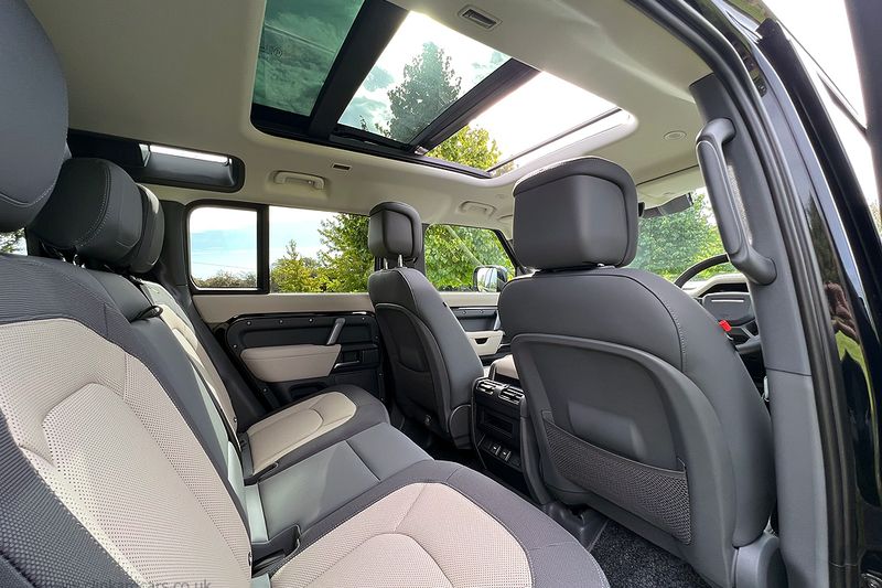 Landrover Defender 110 3.0 D300 MHEV X-Dynamic HSE with Urban Design Package