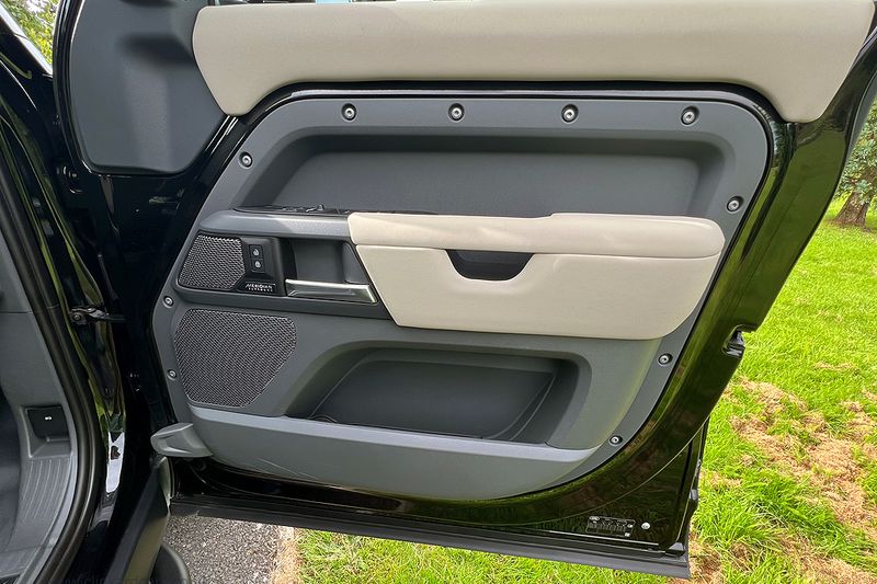 Landrover Defender 110 3.0 D300 MHEV X-Dynamic HSE with Urban Design Package