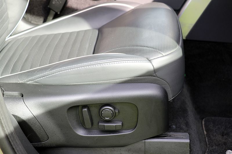 Landrover Discovery 3.0 D300 MHEV HSE LCV Automatic VAT Q - Price is Plus VAT