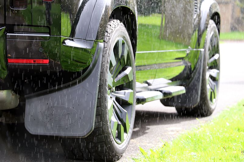 Landrover Defender 110 D300 X Dynamic HSE