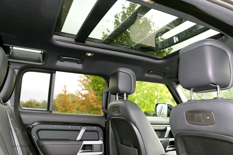 Landrover Defender 110 D300 X Dynamic HSE