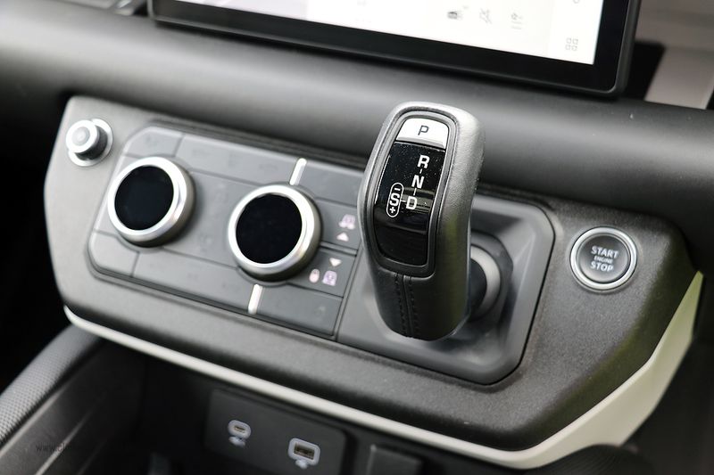 Landrover Defender 110 D300 X Dynamic HSE