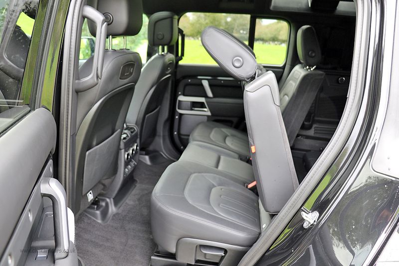 Landrover Defender 110 D300 X Dynamic HSE