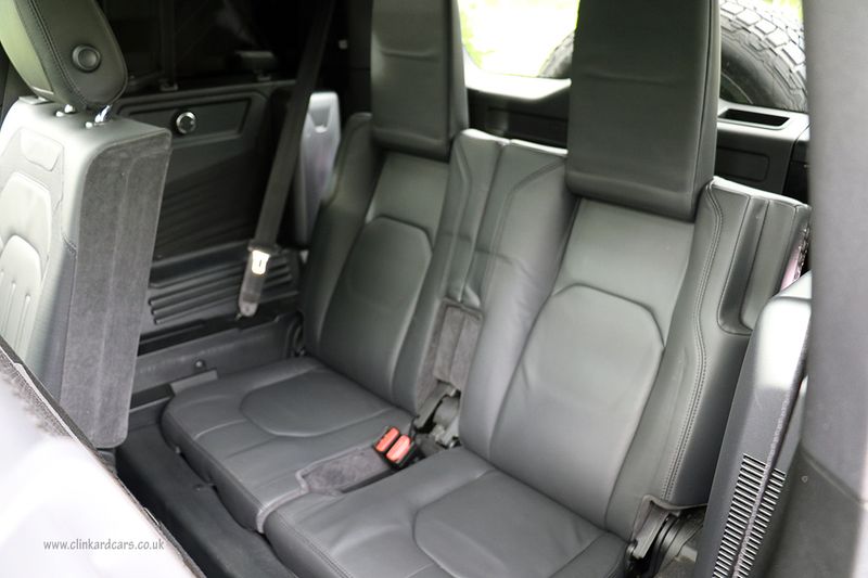 Landrover Defender 110 D300 X Dynamic HSE