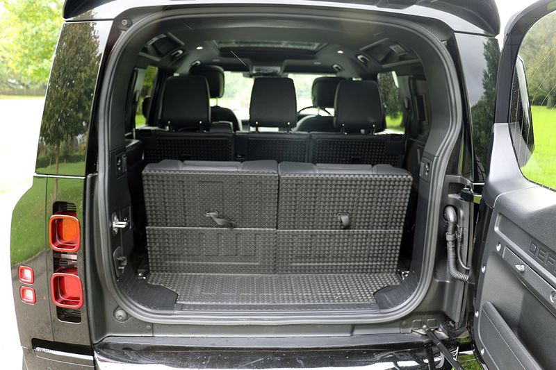 Landrover Defender 110 D300 X Dynamic HSE