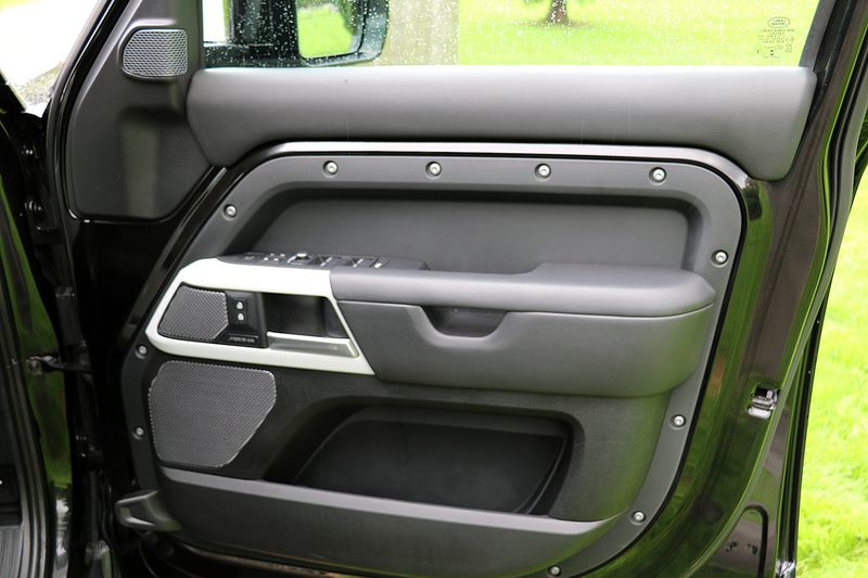 Landrover Defender 110 D300 X Dynamic HSE