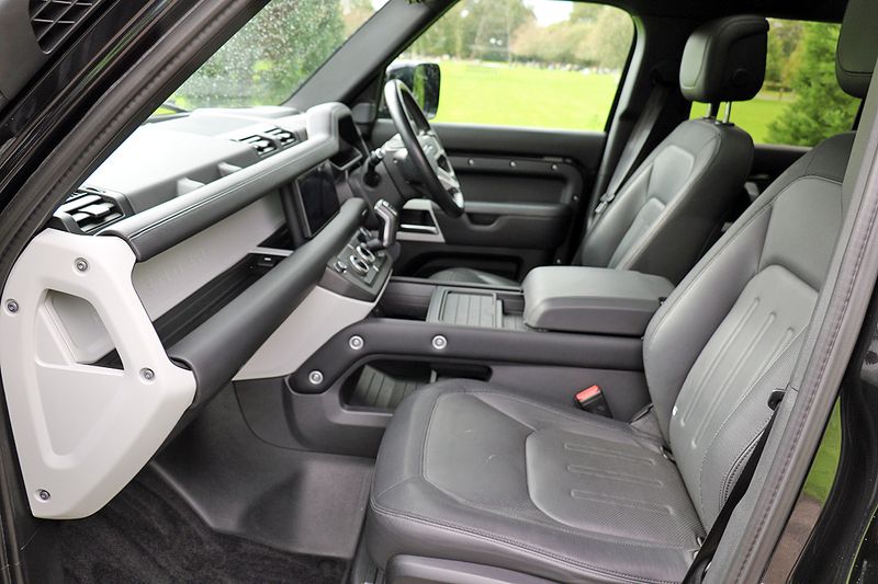 Landrover Defender 110 D300 X Dynamic HSE