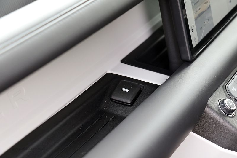 Landrover Defender 110 D300 X Dynamic HSE