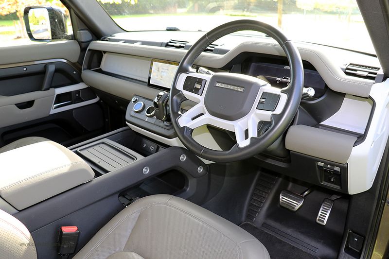 Landrover Defender D250 SE Urban Design
