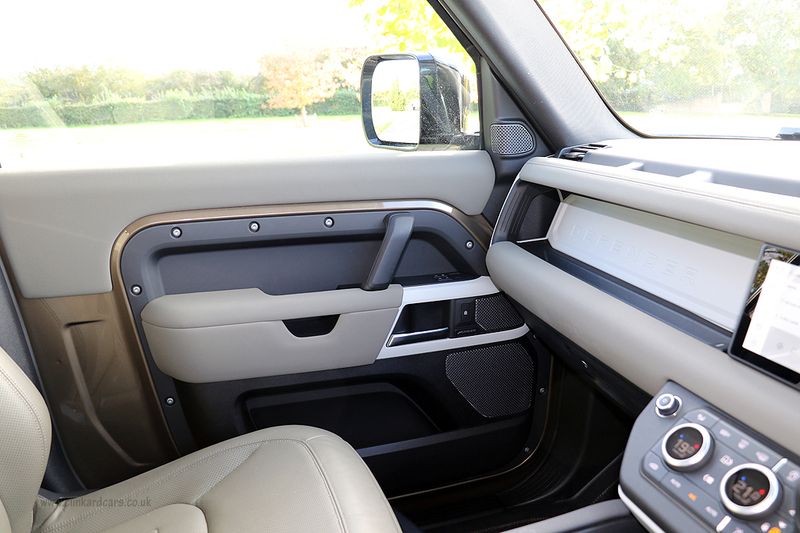 Landrover Defender D250 SE Urban Design