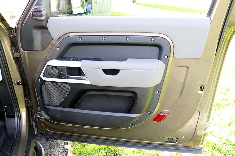 Landrover Defender D250 SE Urban Design