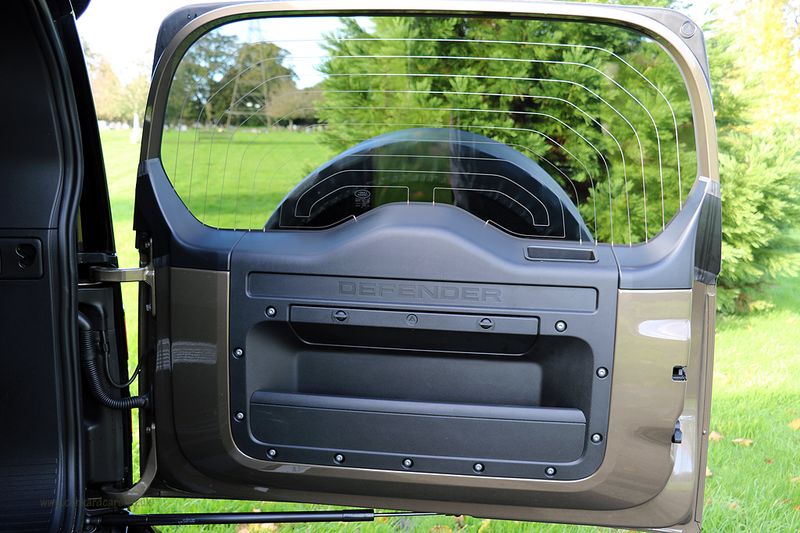 Landrover Defender D250 SE Urban Design