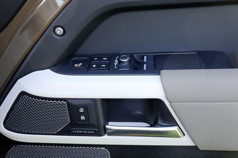 Landrover Defender D250 SE Urban Design