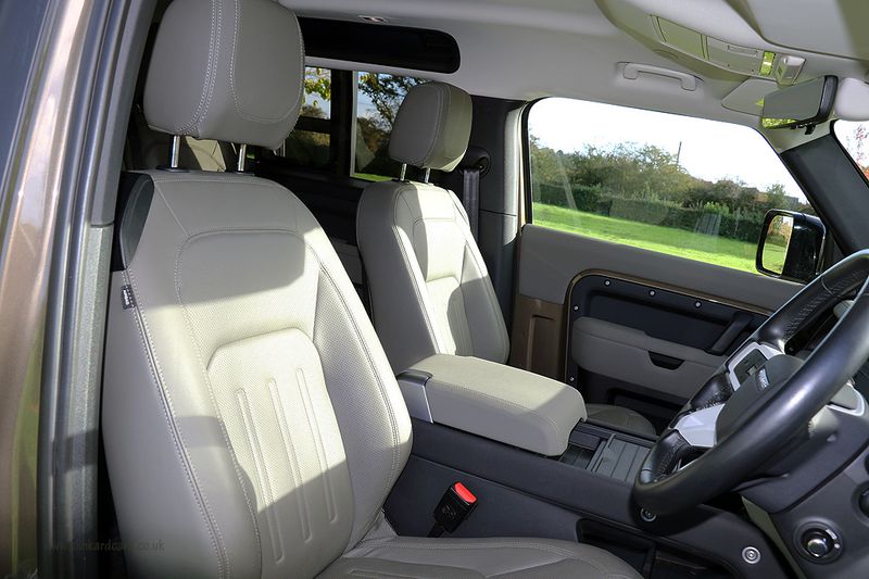 Landrover Defender D250 SE Urban Design