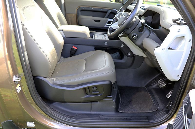 Landrover Defender D250 SE Urban Design