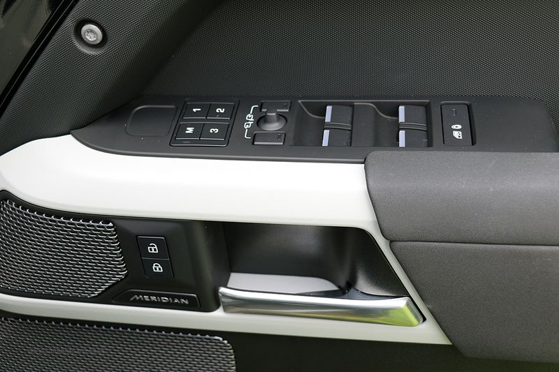 Landrover Defender 110 D300 X-Dynamic SE Urban