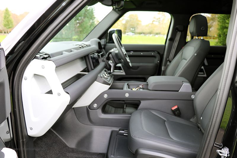 Landrover Defender 110 D300 X-Dynamic SE Urban