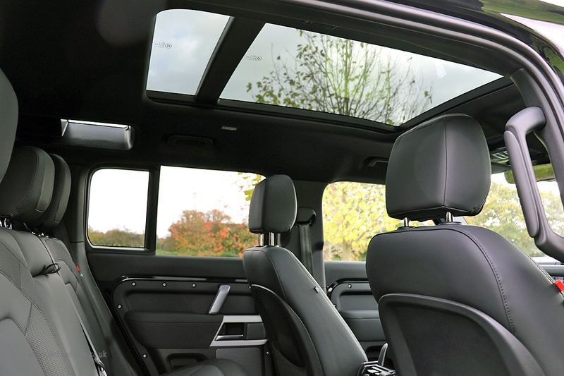 Landrover Defender 110 D300 X-Dynamic SE Urban