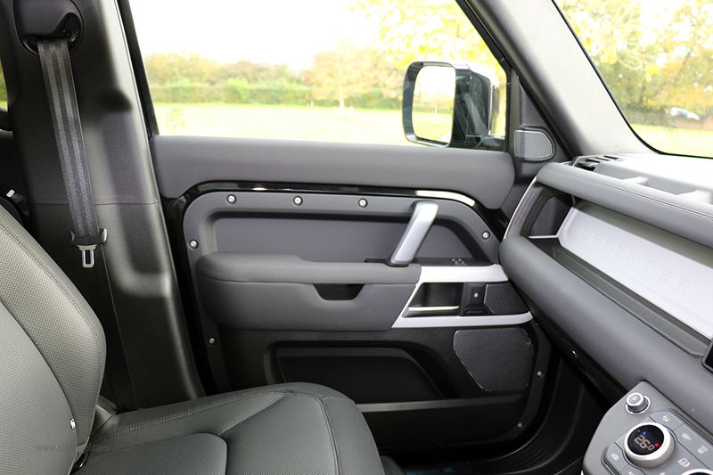 Landrover Defender 110 D300 X-Dynamic SE Urban