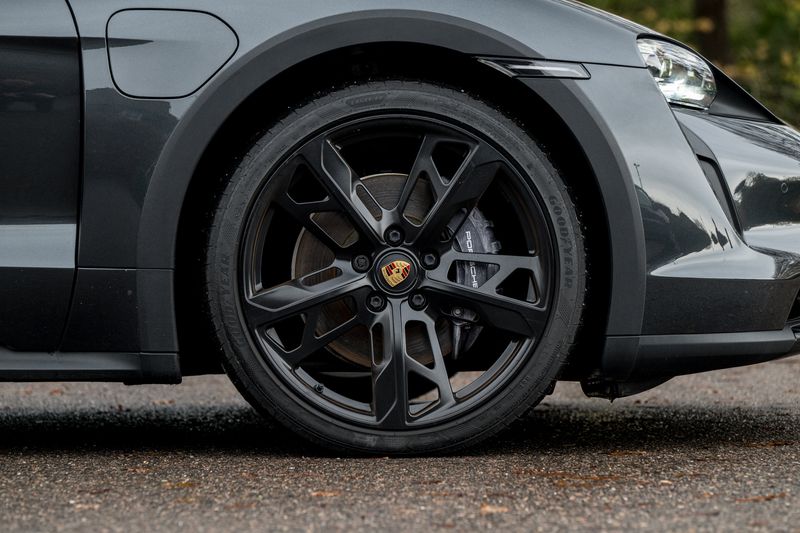 Porsche Taycan Performance Plus 93.4kWh 4 Cross Turismo Auto 4WD