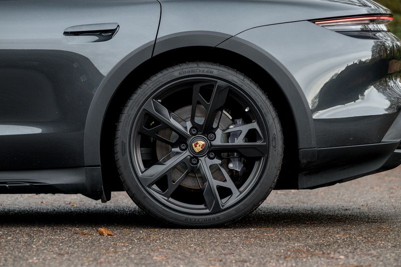 Porsche Taycan Performance Plus 93.4kWh 4 Cross Turismo Auto 4WD