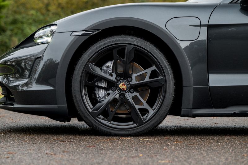 Porsche Taycan Performance Plus 93.4kWh 4 Cross Turismo Auto 4WD