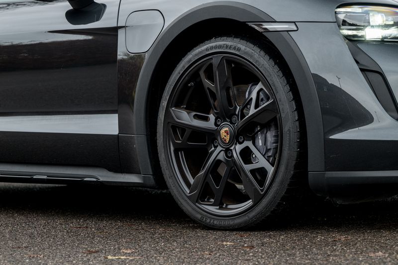 Porsche Taycan Performance Plus 93.4kWh 4 Cross Turismo Auto 4WD