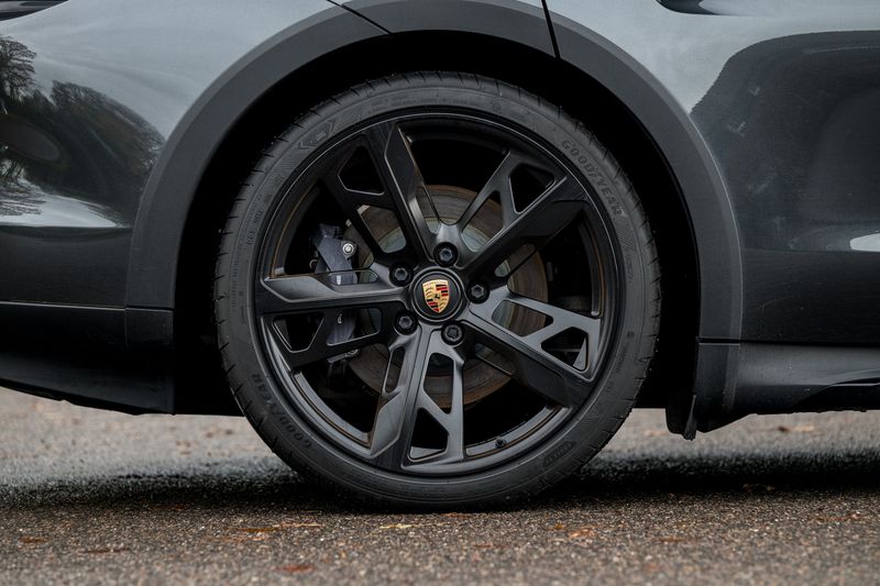 Porsche Taycan Performance Plus 93.4kWh 4 Cross Turismo Auto 4WD