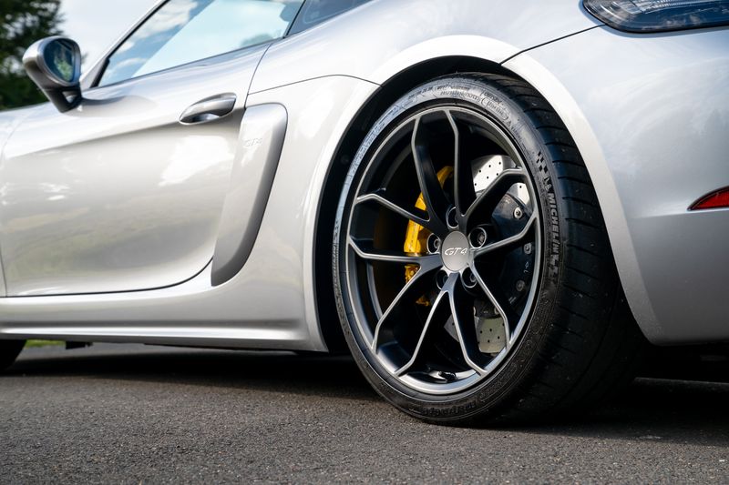 Porsche 718 Cayman  GT4