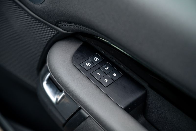 Landrover Discovery D300 HSE Auto Commercial