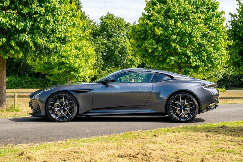 Aston Martin  DB12 Auto