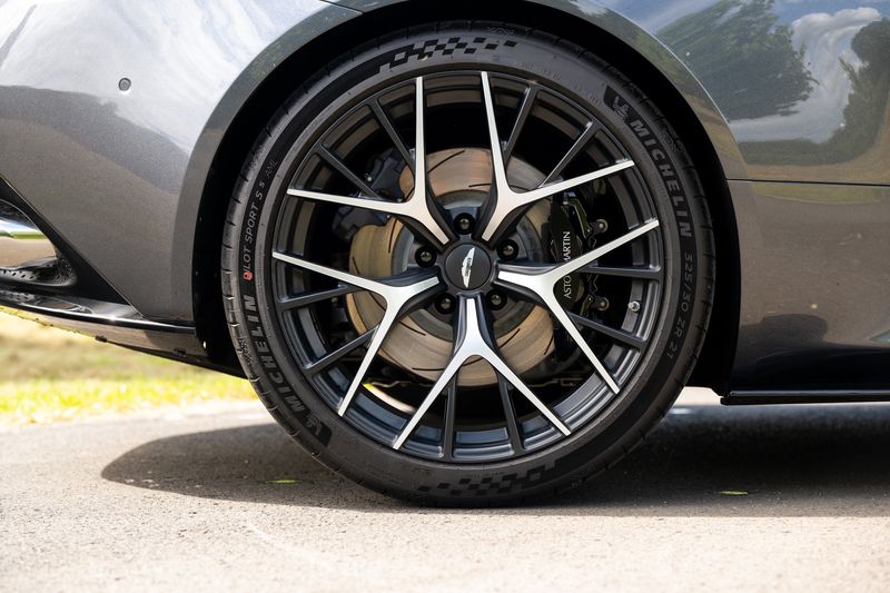 Aston Martin  DB12 Auto