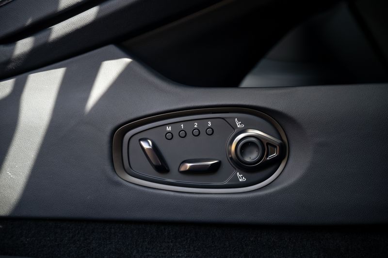 Aston Martin  DB12 Auto