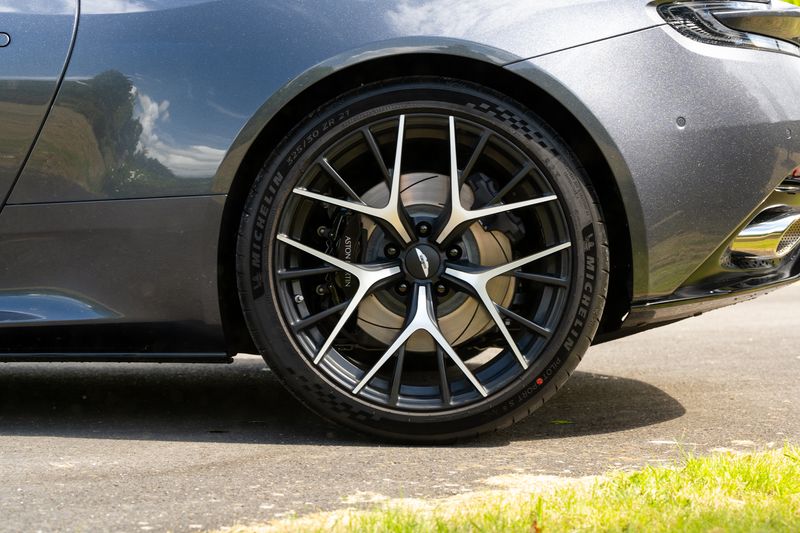 Aston Martin  DB12 Auto