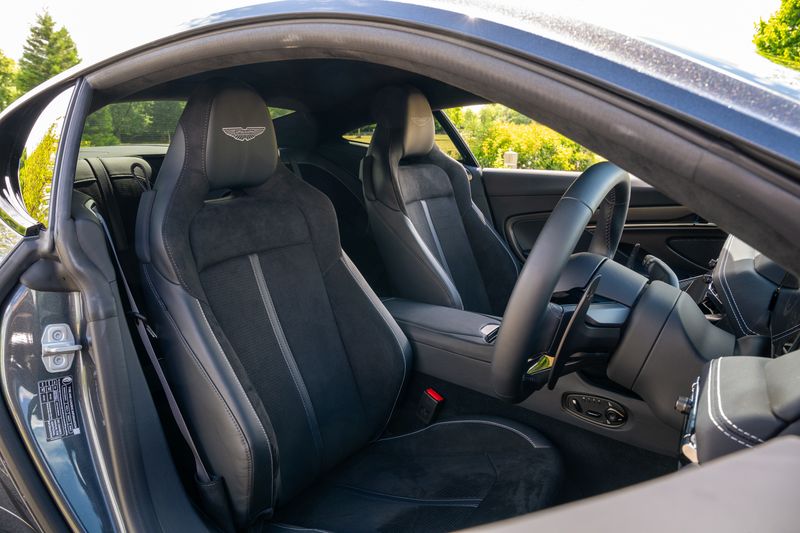 Aston Martin  DB12 Auto