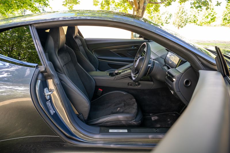 Aston Martin  DB12 Auto