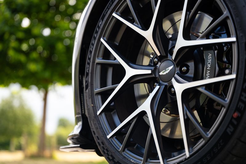 Aston Martin  DB12 Auto