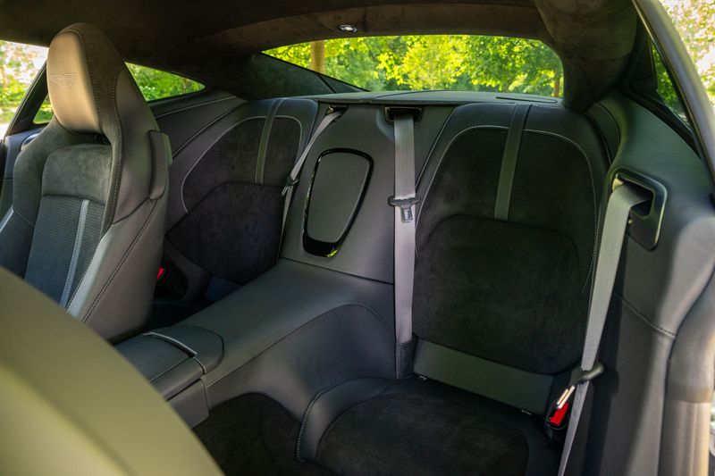 Aston Martin  DB12 Auto